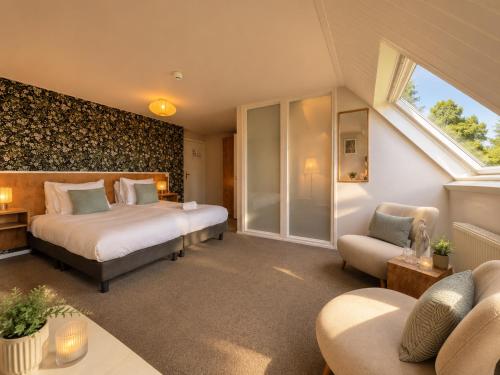 a bedroom with two beds and a couch at Pean-buiten Weidum in Weidum