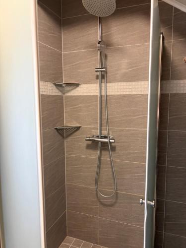 a bathroom with a shower with a glass door at Tant Märtas rum & skafferi in Köinge