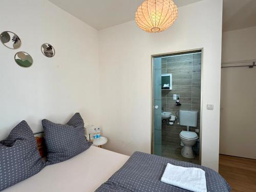 a bedroom with a bed and a bathroom with a toilet at Goldner Stern Kaub in Kaub