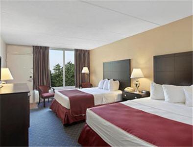 Voodi või voodid majutusasutuse Ramada by Wyndham Grayling Hotel & Conference Center toas