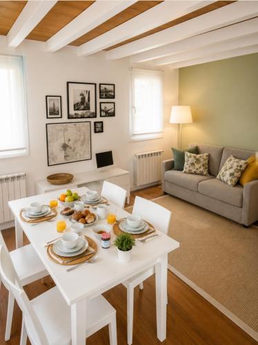 a white table and chairs in a living room at Casa Incanto - Agenzia Cocal in Caorle