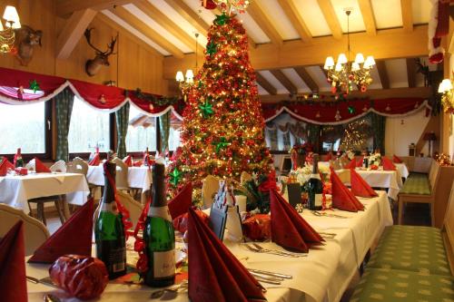 Un árbol de Navidad sobre una mesa en un restaurante en Hotel Heiderhof, en Obersteinebach