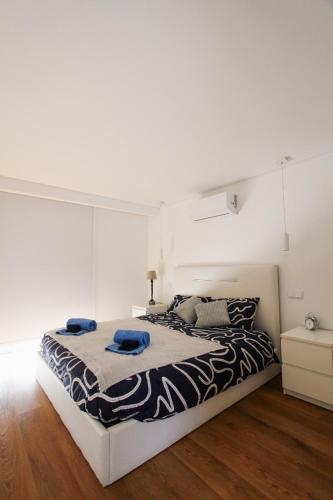 a white bedroom with a large bed in a room at Private Beach Villa in Vila Nova de Gaia