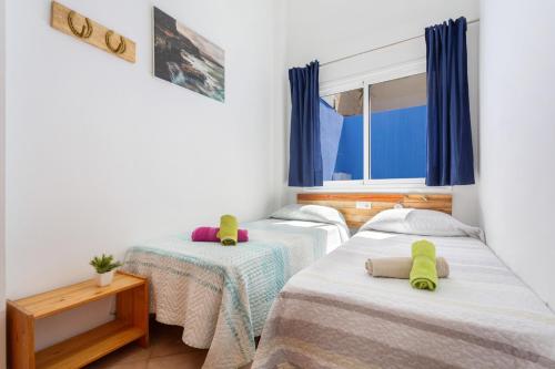 a bedroom with two beds and a window at Apartamento Luminoso Lagos Cotillo in El Cotillo