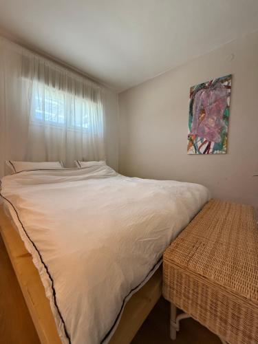 a bedroom with a large white bed and a window at צימרים בצפון - אדם אדמה in Sheʼar Yashuv