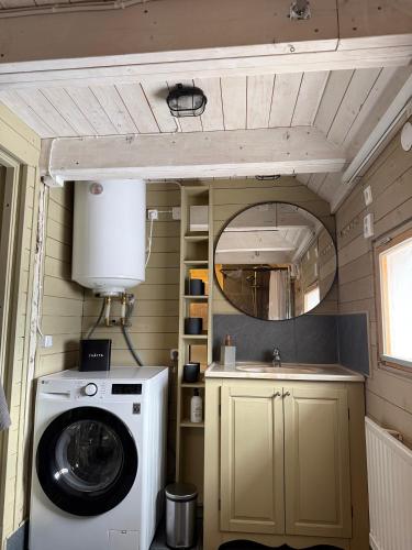 eine Waschmaschine und ein Trockner in einem Minihaus in der Unterkunft Studio Sommar in Glemmingebro