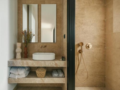 a bathroom with a sink and a mirror at Perla Del Mare in Alikanas