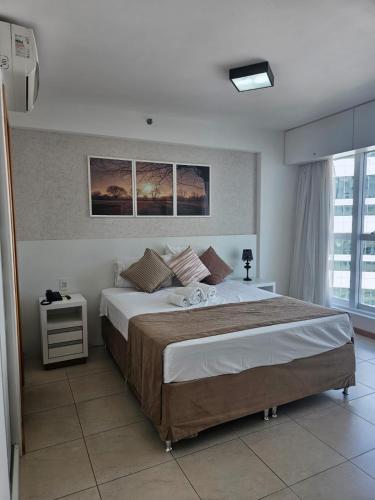 a bedroom with a large bed in a room at Flat Confortável para Família ou a Trabalho, ao lado dos Ministérios e ESPLANADA, grande, completo, academia e no centro da cidade, em Saint Moritz Brasília Hotel in Brasília