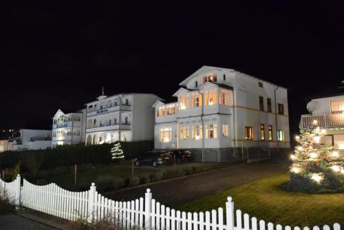 a christmas tree in front of a white building at Villa Margarete in Sassnitz