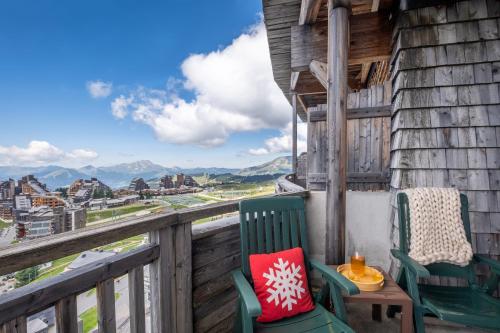 two chairs on a balcony with a view of the mountains at Résidence Pierre & Vacances Atria-Crozats in Avoriaz