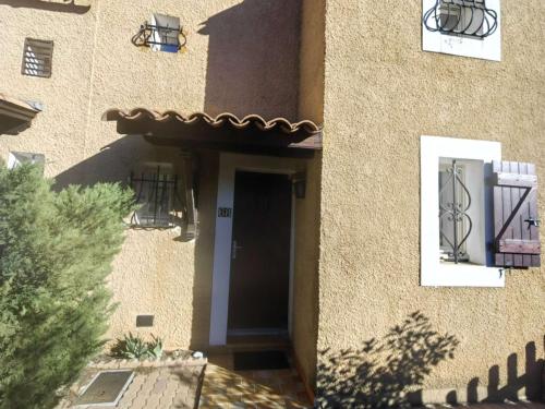 Villa Mitoyenne Calme avec Piscine, Clim et Parking pour 4 Pers. - FR-1-607-179