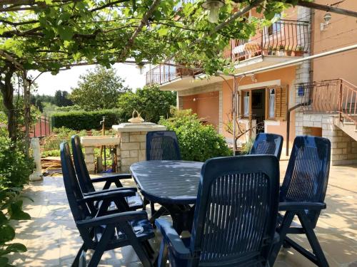Peaceful stay with bbq and parking
