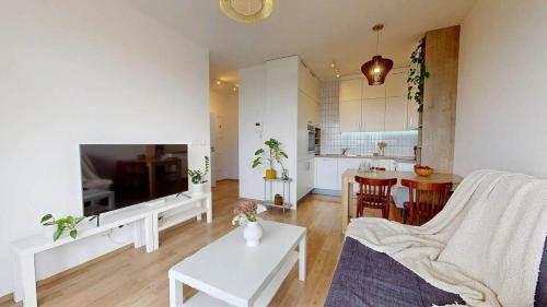 Modern Apartment near Airport with Free Parking