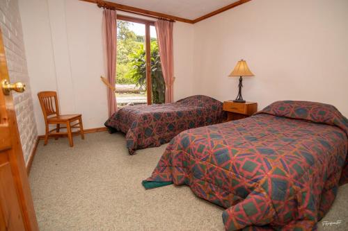 ein Hotelzimmer mit zwei Betten und einem Fenster in der Unterkunft las lomas in Patate