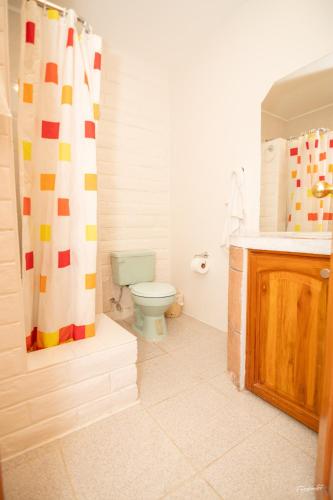 ein Badezimmer mit Toilette und Duschvorhang in der Unterkunft las lomas in Patate