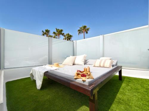 Villa Tharros, Solarium and heated pool