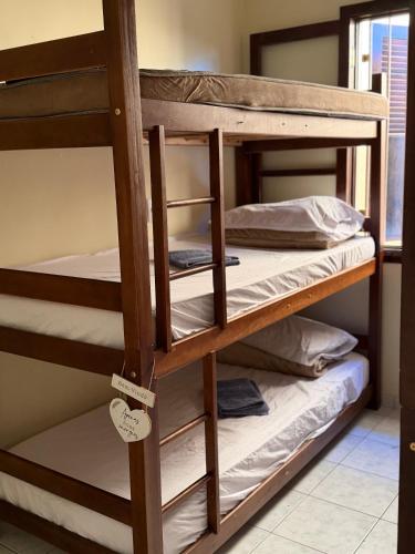 ein paar Etagenbetten in einem Zimmer in der Unterkunft Master Home Digital QUARTOS COMPARTILHADOS in Barueri