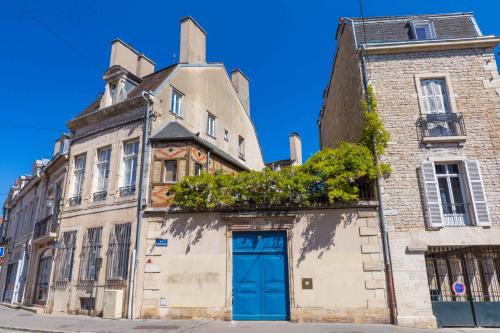 Sous la glycine au centre de Dijon