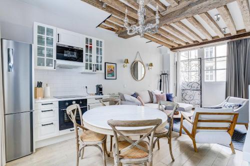 Classy Bourgeois - Chic 2 Bedroom Apt in Le Marais