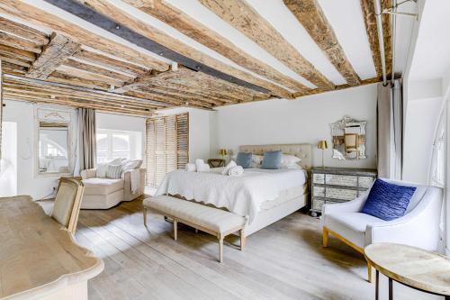 Classy Bourgeois - Chic 2 Bedroom Apt in Le Marais