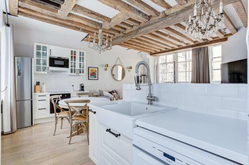 Classy Bourgeois - Chic 2 Bedroom Apt in Le Marais