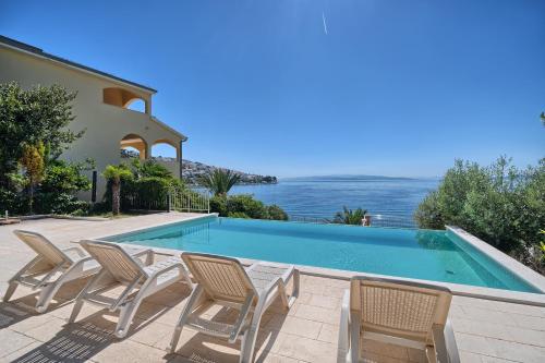 Villa Provencal - Beachfront Villa with Infinity Pool