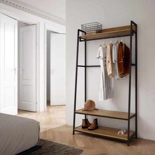a room with a clothes rack and a bed at Casita San Simon in Bayón