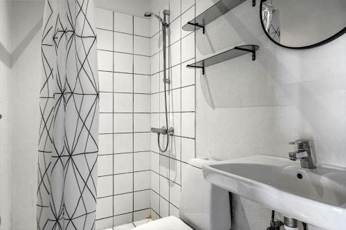 a white bathroom with a sink and a shower at JB500-Brovst-Kronvildtvej-31 in Tranum Strand