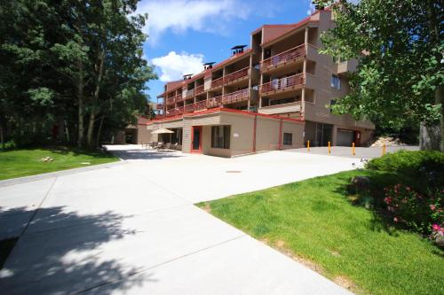 an exterior view of an apartment building at Ski Run 302 by SummitCove Lodging in Colorado in Keystone