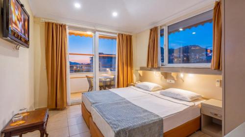 Un pat sau paturi într-o cameră la Gallion Hotel