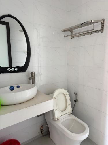 a white bathroom with a sink and a toilet at Phương Nhi Motel in Danang