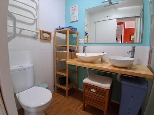 a bathroom with two sinks and a toilet at apartamento Cala Flores nº VV MU5868-1 in Cabo de Palos
