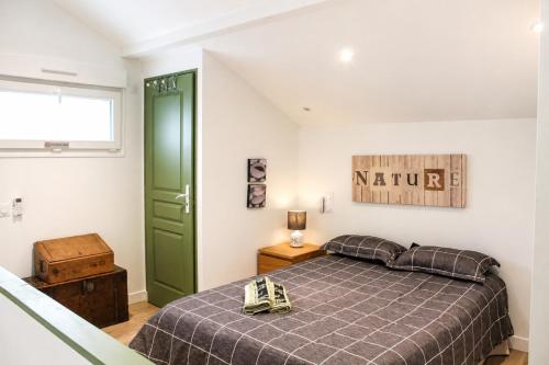 a bedroom with a bed and a green door at Duplex cosy 4-6 pers - Terrasse - Grenoble - Vercors in Claix