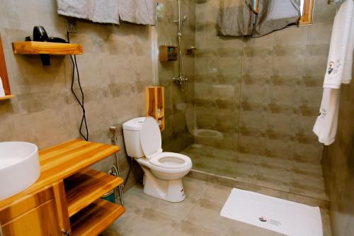 ein Badezimmer mit Toilette, Waschbecken und Dusche in der Unterkunft Iringa Sunset Hotel in Iringa