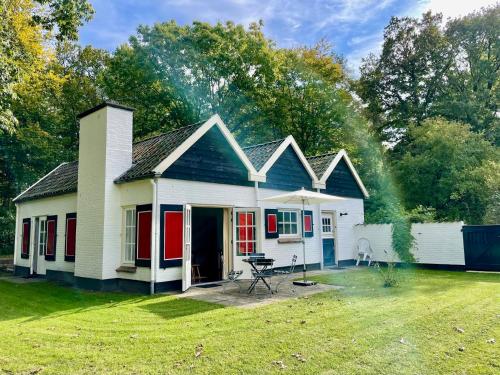 a small house with a sprinkler in the yard at Gastenhuis Deurnink in Vorden