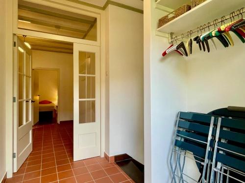 a room with a hallway with a door and a room with a hallway at Gastenhuis Deurnink in Vorden