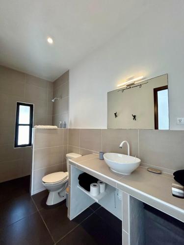 a bathroom with a sink and a toilet at Casa Pavezin in Mahahual