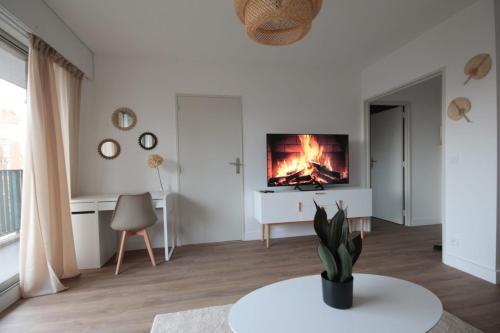 1 Room & Balcony - Buttes-Chaumont / Belleville