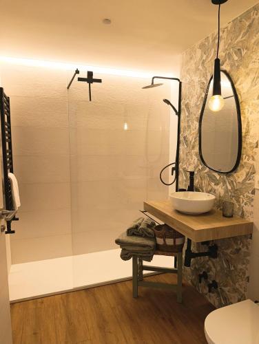 a bathroom with a sink and a mirror at Iguzki Etxea in Urzainqui