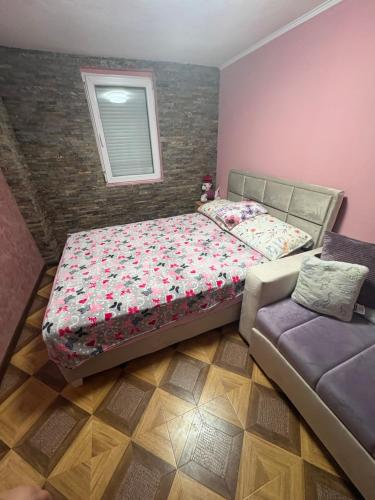 a bedroom with a bed and a couch at Vikendica Bakino krilo in Železnička Stanica Apatin