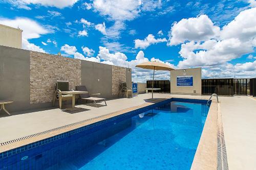 a swimming pool on top of a building at Nobile Hotel em Brasília 97172 in Brasília