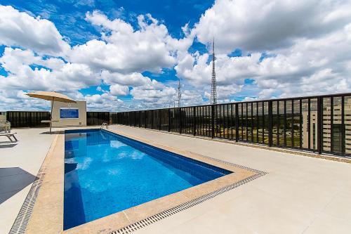 a swimming pool on the roof of a building at Nobile Hotel em Brasília 97172 in Brasília