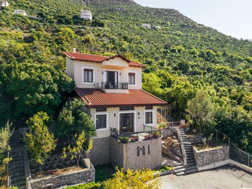 a house on the side of a mountain at Heritage Ridge in Skroponeria