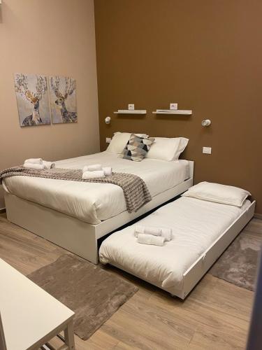 two beds in a room with two bedsskirts at Mado Suite 112 in Bari