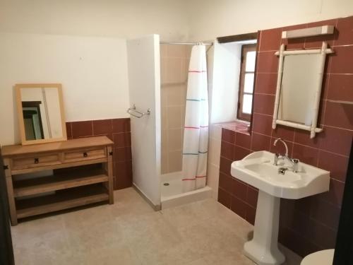 Petit Mas tesisinde bir banyo