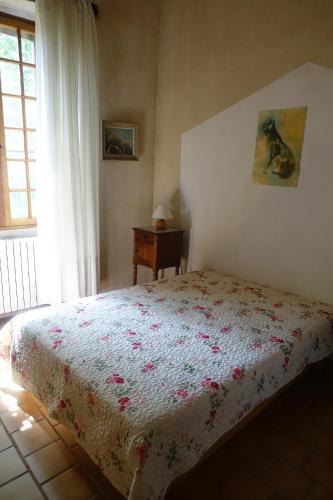 Petit Mas tesisinde bir odada yatak veya yataklar
