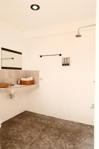 a room with white walls and shelves on the wall at Casa Bedz, alberca privada in Campeche