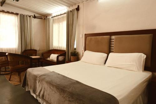 a bedroom with a large bed in a room at Casa Bedz, alberca privada in Campeche