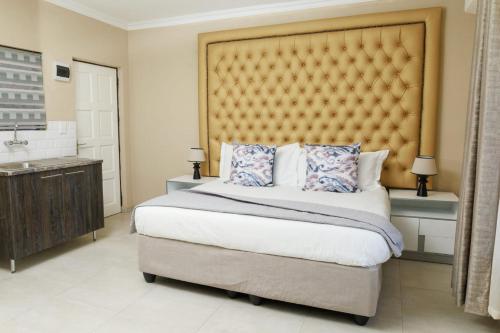 a bedroom with a large bed and a sink at Kunjalo Lodge in Inadan