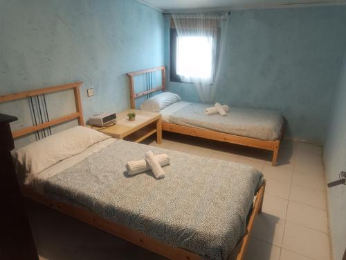 a small room with two beds and a window at Guara-Altaoja-Yaso in Yaso